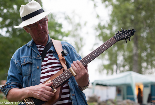 Man med hemmabyggd gitarr